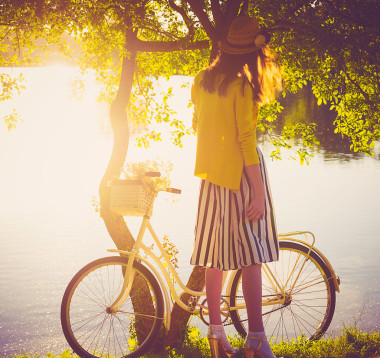 提著籃子在水附近的自行車