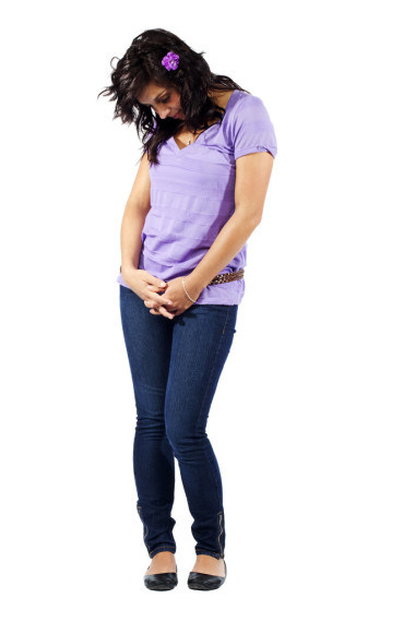 年轻漂亮的害羞的女孩头向下