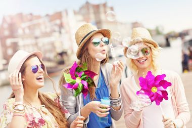 開心的女孩朋友圖片