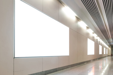 在現(xiàn)代室內(nèi)大廳里的空白廣告