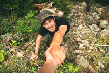 互相幫助的登山者攀登那座山圖片