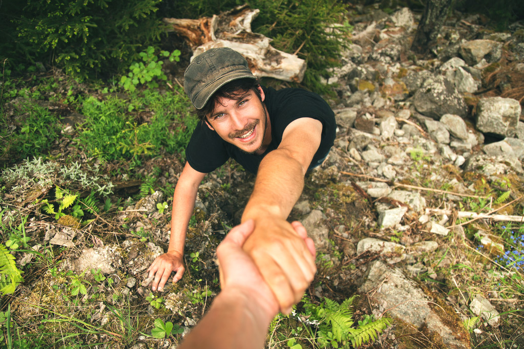 互相帮助的登山者攀登那座山图片 互相帮助的登山者攀登那座山图片