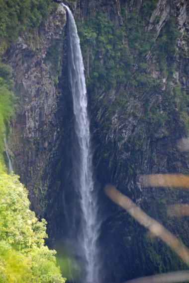 團(tuán)聚的瀑布圖片