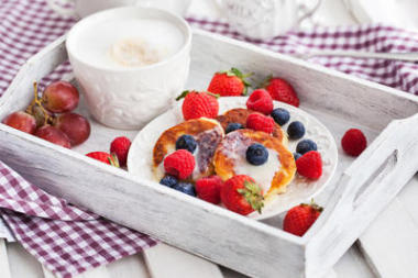 與新鮮漿果奶酪煎餅圖片