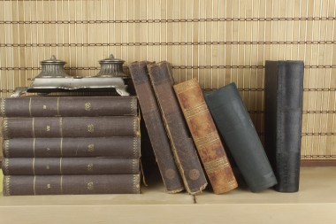 前面的舊查看堆放在一個(gè)架子上的書(shū)。沒(méi)有標(biāo)題和作者的書(shū)
