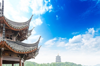 古阁上在西子湖畔的杭州图片