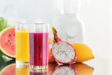 新鮮的果汁，在廚房的桌子上。攪拌機(jī)在背景中