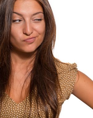 白色背景上美丽的狡猾女人的画像