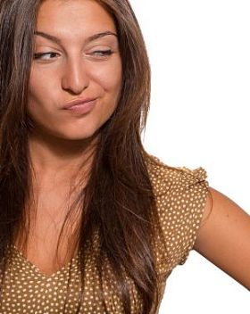 白色背景上美丽的狡猾女人的画像