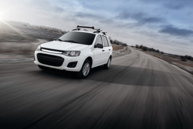 日落時分汽車在拉達(dá)路上開得飛快