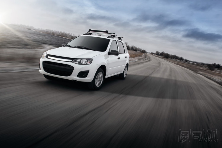 日落時(shí)分汽車在拉達(dá)路上開得飛快