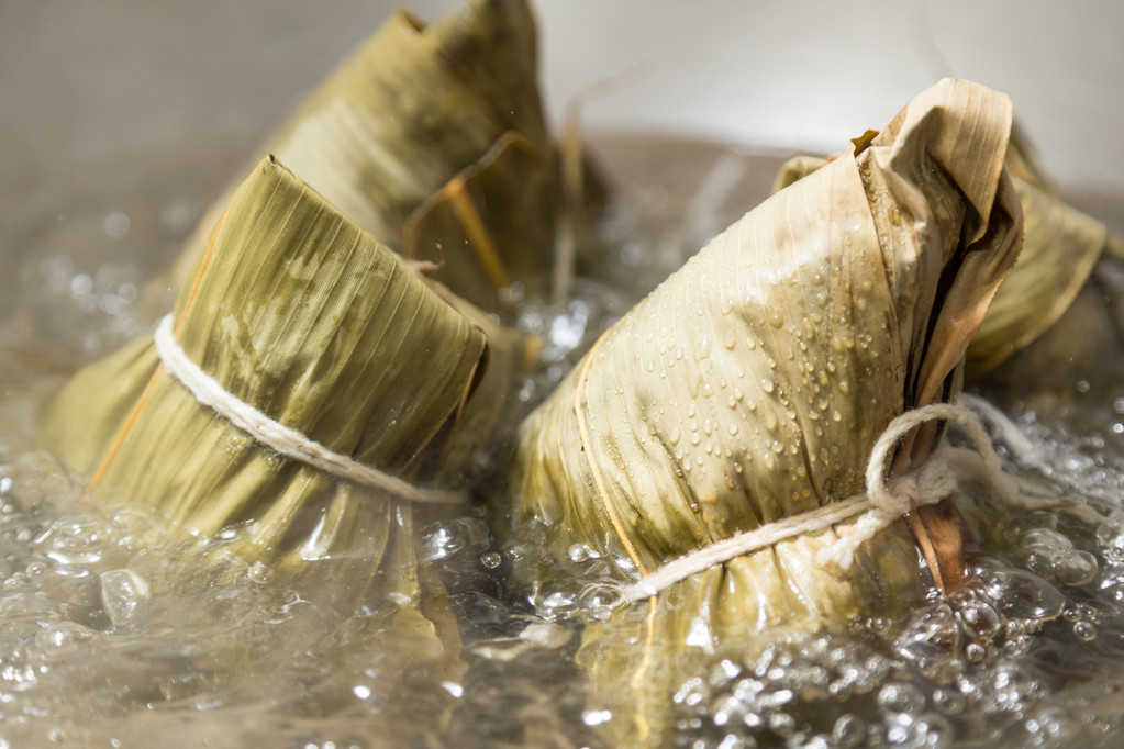 锅中的粽子图片