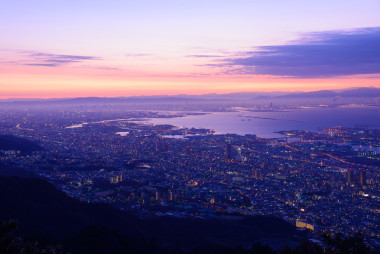 在暮色中的大阪和神户, 从玛雅山的库库塞代看风景