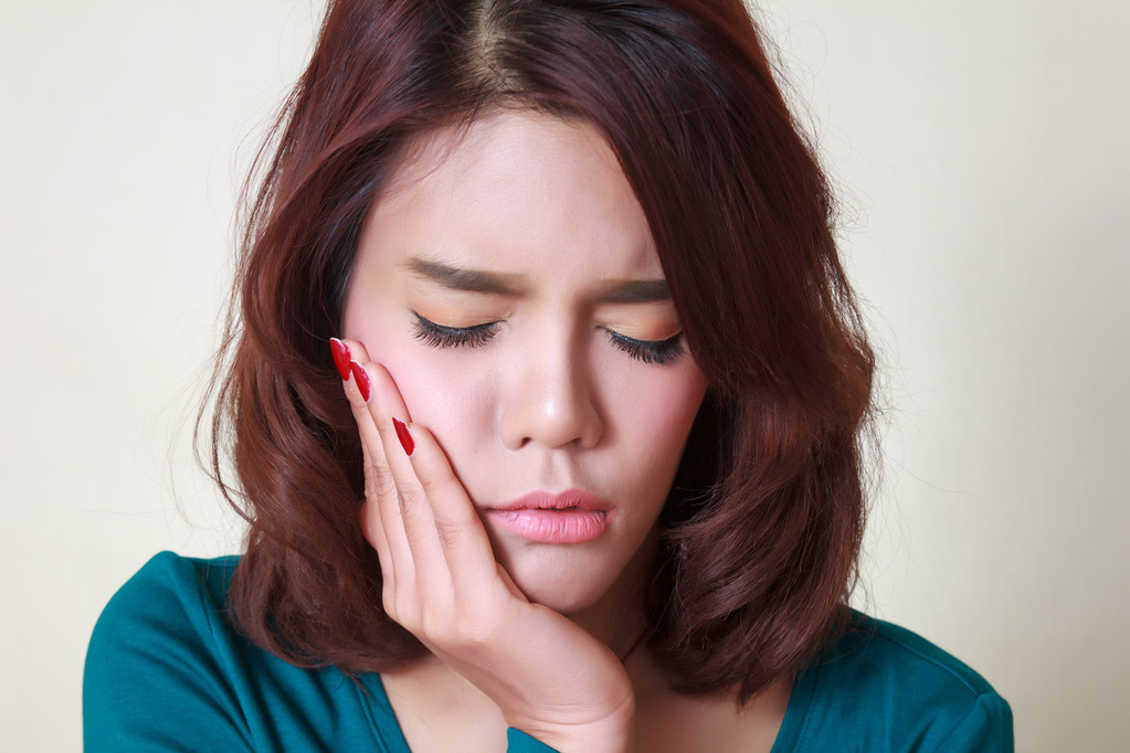 女人的牙齿疼痛 女人的牙齿疼痛