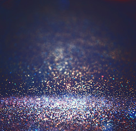 闪光复古灯背景。亮银色，紫色、 蓝色、 金色和黑色。离焦