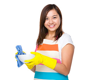 年轻的亚洲家庭主妇在围裙图片