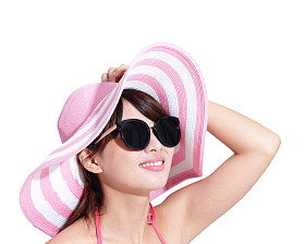 夏天和快乐的比基尼女孩照片