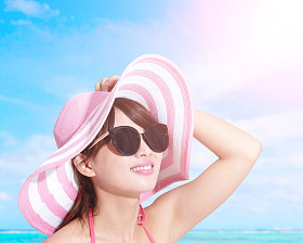 夏天和快乐的比基尼女孩