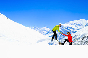帮助手夫妇徒步旅行者在山中
