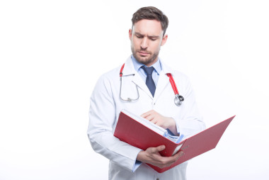 周到的醫(yī)生抱著文件夾