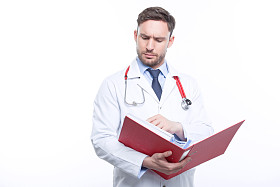 周到的医生抱着文件夹