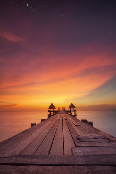 廟里的樹木繁茂的橋