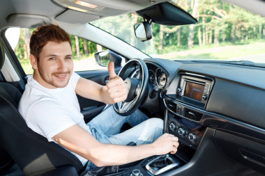 大拇哥的男人微笑著車內(nèi)