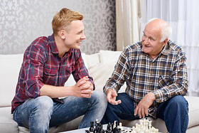 祖父和孙子下棋