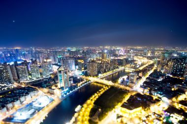 在夜间市区全景现代天际线