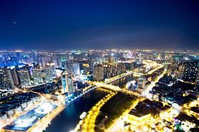 在夜间市区全景现代天际线