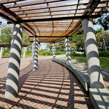 在陽(yáng)光明媚的一天公園有蓋行人路