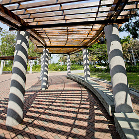 在阳光明媚的一天公园有盖行人路