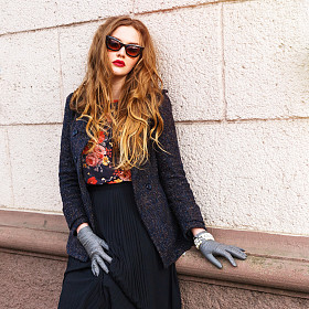 优雅地站在街上的女人