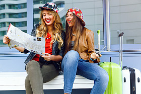 漂亮的女孩寻找到地图图片