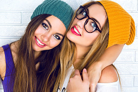 两个年轻的时髦女孩的肖像图片