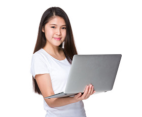 亚洲的年轻女子，在白色 t 恤