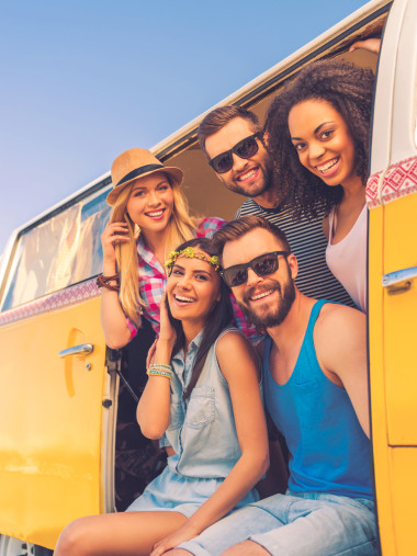 年輕人在復古迷你范微笑圖片