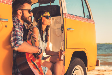 夫妻坐在他們復(fù)古的面包車圖片