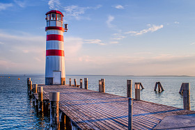 红色的条纹的灯塔