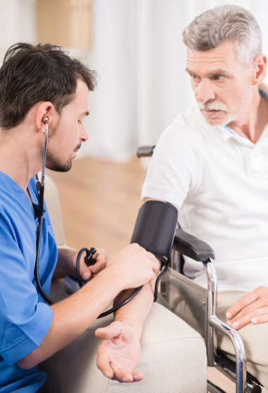 老人在醫(yī)院圖片