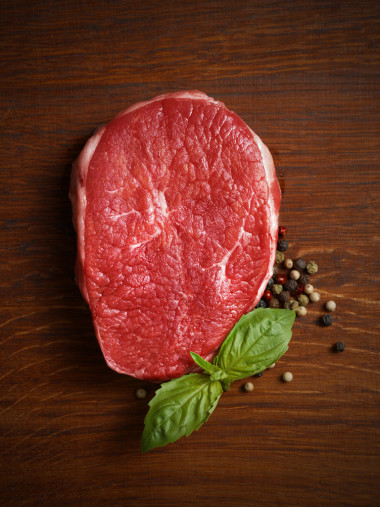 新鮮原料牛排配胡椒和羅勒
