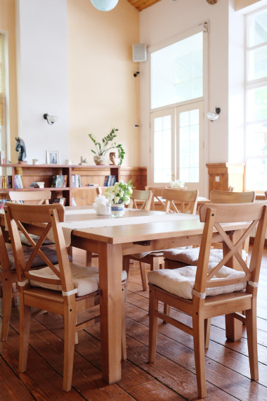 内部的一个现代的咖啡馆