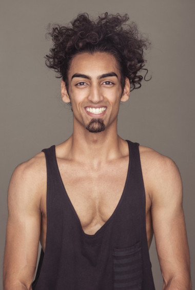 性格開(kāi)朗的卷發(fā)競(jìng)技人反對(duì)灰色