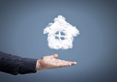 男性的手，握著云房子图片