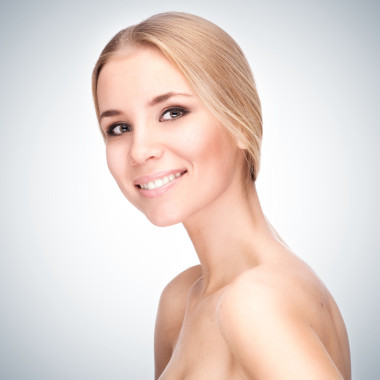 美麗的笑容的漂亮女孩照片