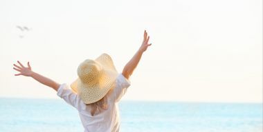 幸福女人站雙臂回來，享受生活是