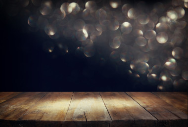 木板和暗景背景。準(zhǔn)備產(chǎn)品顯示