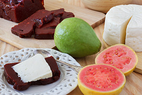 Brazilian dessert Romeo and Juliet, Goiabada, Minas cheese
