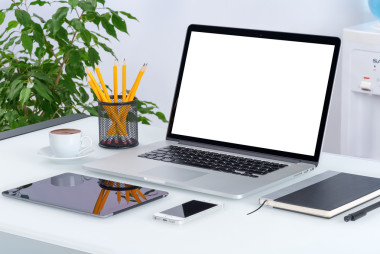 打開筆記本電腦樣機(jī)與數(shù)字平板電腦和智能手機(jī)