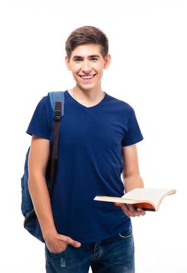 微笑的男生拿著本書